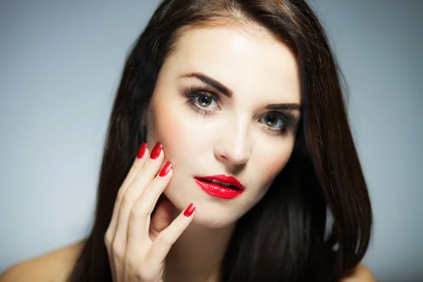 Cara de mujer natural con uñas y labios rojos —  Fotos de Stock