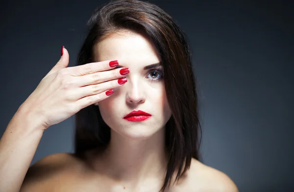 Natuurlijke vrouw gezicht met rode nagels en lippen — Stockfoto