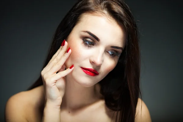 Rosto mulher natural com unhas vermelhas e lábios — Fotografia de Stock