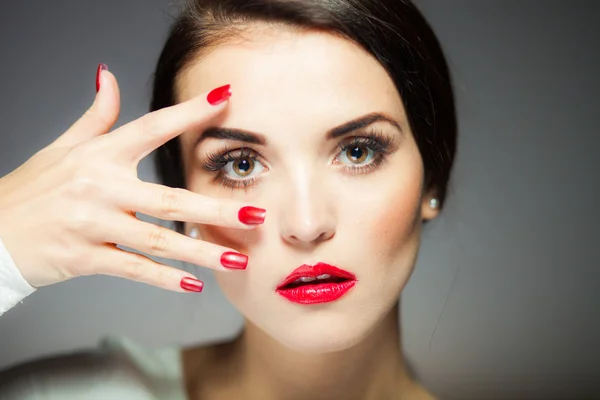 Rosto mulher natural com unhas vermelhas e lábios — Fotografia de Stock