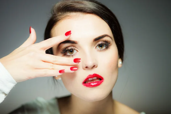 Femme naturelle visage avec des ongles rouges et les lèvres — Photo