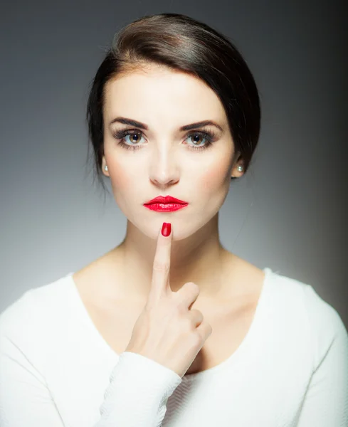 Femme naturelle visage avec des ongles rouges et les lèvres — Photo