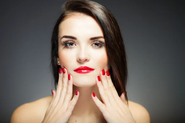 Donna naturale viso con unghie rosse e labbra — Foto Stock