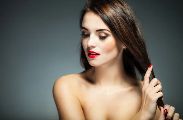 Naturlig Kvinna ansikte med röda läppar, naglar och långt hår — Stockfoto
