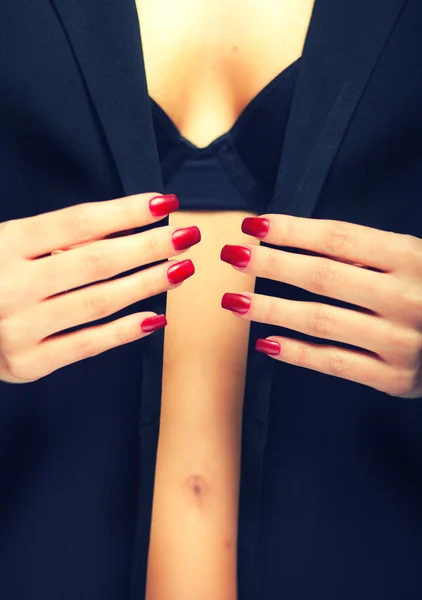 Glamour fille en veste déboutonnée avec des ongles rouges — Photo