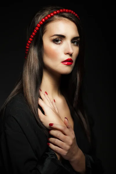 Glamour menina retrato com cabelos longos brilhantes, lábios vermelhos e contas na cabeça — Fotografia de Stock