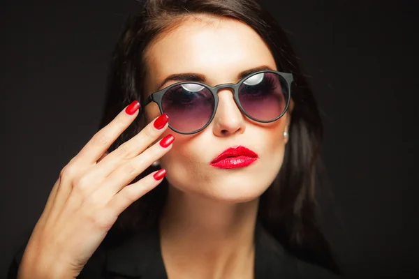 Glamour vrouw met zonnebril, rode lippen en nagels — Stockfoto