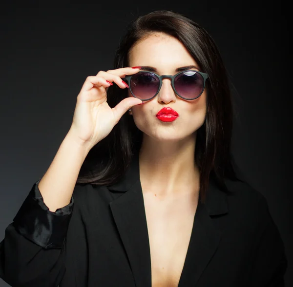 Glamour woman with sunglasses, jacket and red lips — Stock Photo, Image