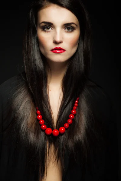 Glamour-Frau mit glänzenden langen Haaren, roten Lippen und Perlen — Stockfoto