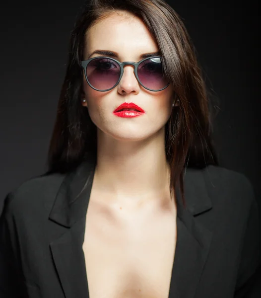 Glamour woman with sunglasses, jacket and red lips — Stock Photo, Image