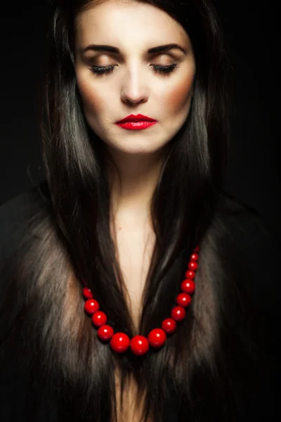 Mujer glamour con cabello oscuro y pestañas largas —  Fotos de Stock