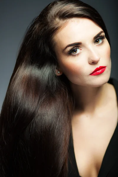 Mulher glamour com cabelos longos brilhantes escuros e lábios vermelhos — Fotografia de Stock
