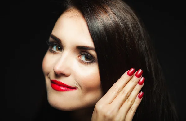 Glamour vrouw met lang donker haar, rode lippen en nagels — Stockfoto