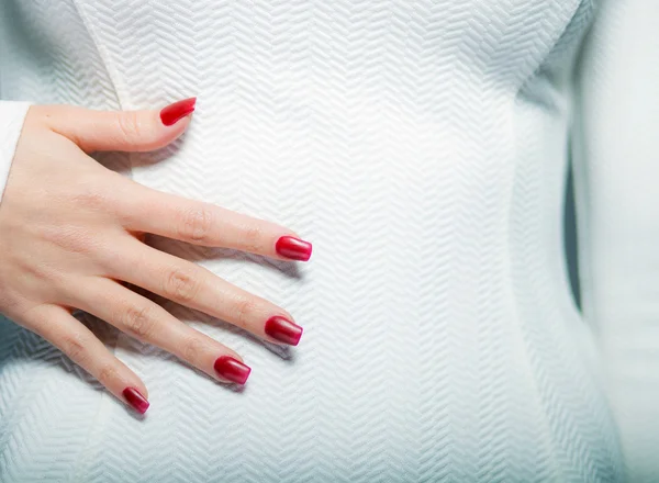 Donna che mostra le unghie rosse, manicure — Foto Stock