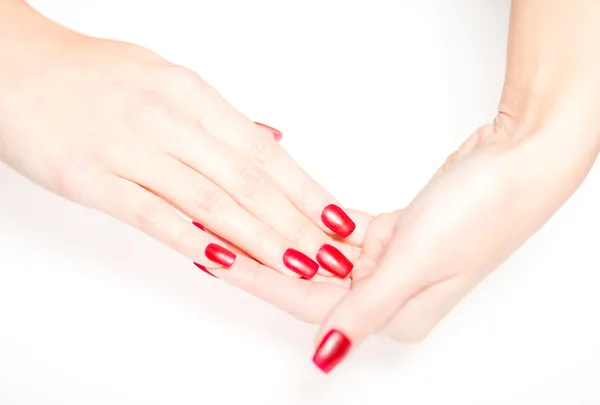 Женская рука с красными ногтями, маникюр концепции — стоковое фото