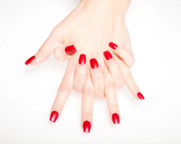 Mão de mulher com unhas vermelhas, conceito de manicure — Fotografia de Stock