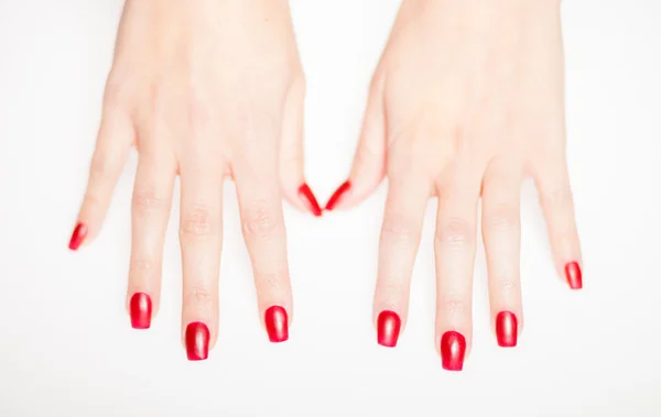 Mano donna con unghie rosse, concetto di manicure — Foto Stock