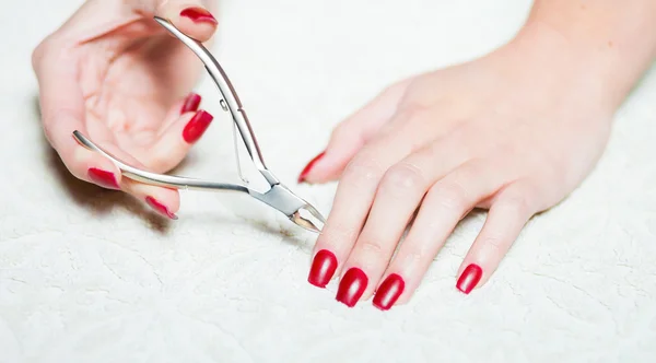 Vrouw hand manicure trimmen nagelriemen — Stockfoto