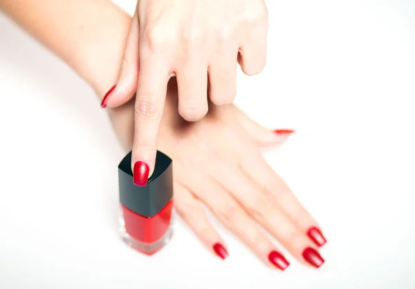 Unghie rosse con bottiglia, concetto di manicure — Foto Stock