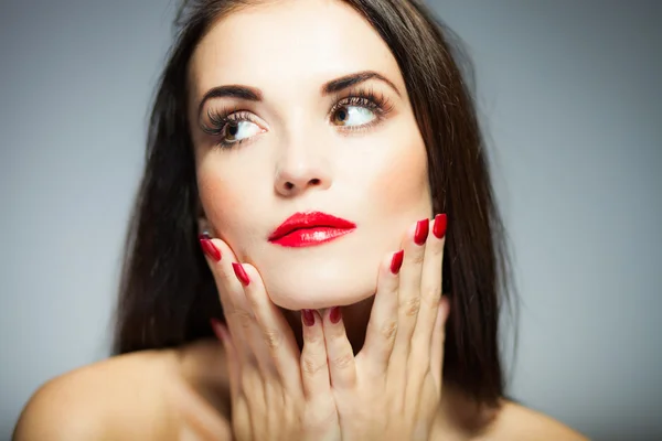 Rosto mulher natural com unhas vermelhas e lábios — Fotografia de Stock