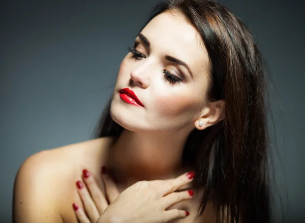 Cara de mujer natural con uñas y labios rojos —  Fotos de Stock