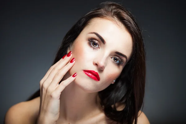 Rosto mulher natural com unhas vermelhas e lábios — Fotografia de Stock