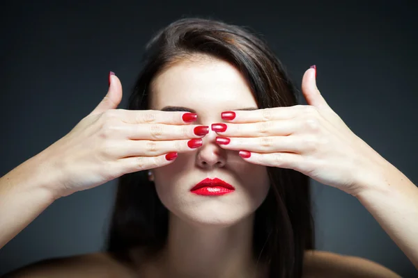 Femme naturelle visage avec des ongles rouges et les lèvres — Photo