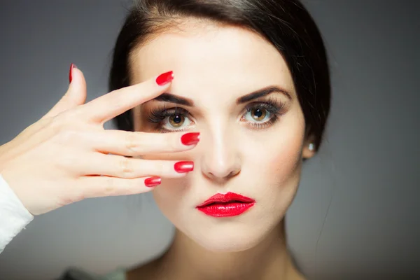 赤い爪と唇の自然な女性の顔 — ストック写真