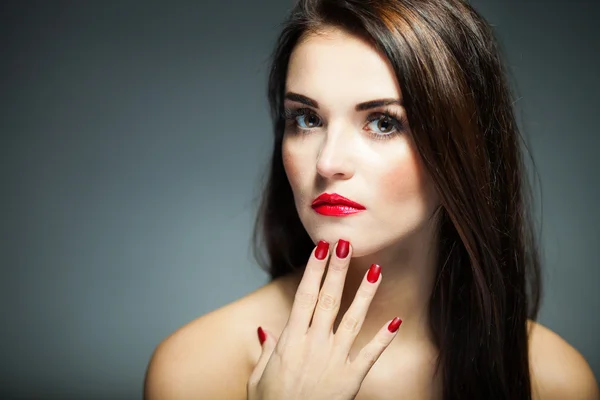 Natürliches Frauengesicht mit roten Nägeln und Lippen — Stockfoto