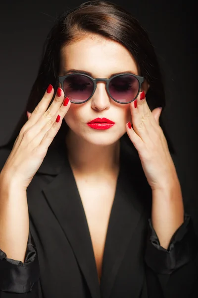 Donna glamour con occhiali da sole, labbra rosse e unghie — Foto Stock