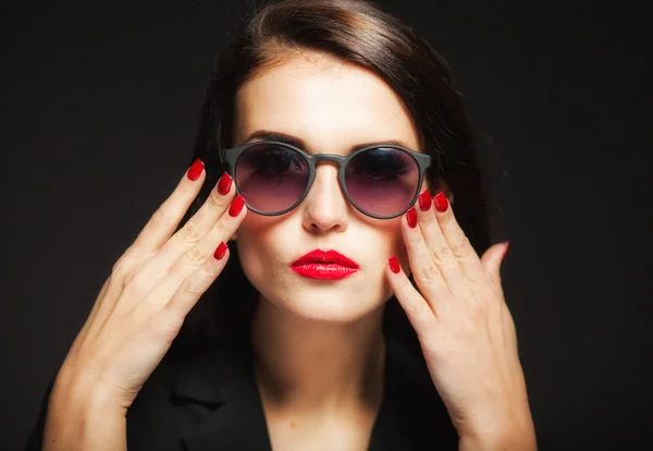 Mujer glamour con gafas de sol, labios rojos y uñas —  Fotos de Stock