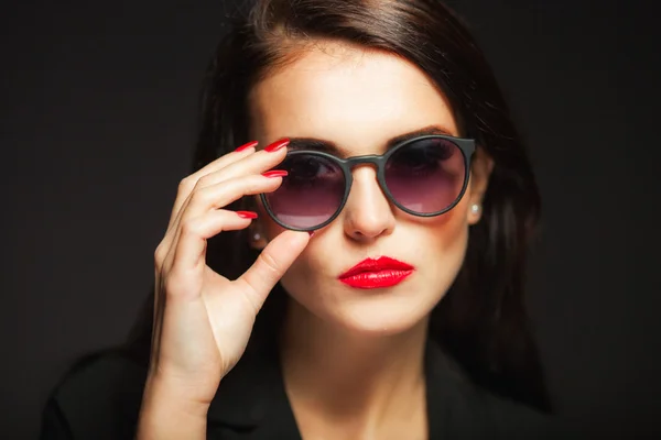 Mulher glamour com óculos de sol, lábios vermelhos e unhas — Fotografia de Stock