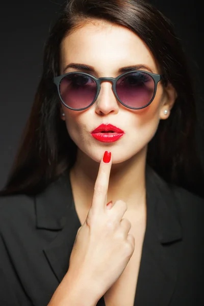 Femme glamour avec lunettes de soleil, lèvres et ongles rouges — Photo