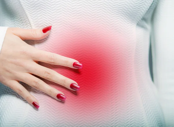 Frau mit Menstruationsschmerzen oder Bauchschmerzen — Stockfoto