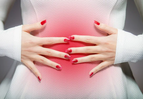 Mujer que tiene dolor menstrual o dolor de estómago — Foto de Stock