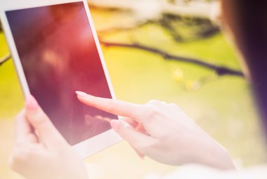Tablet veya ebook açık closeup ekran kullanan kız