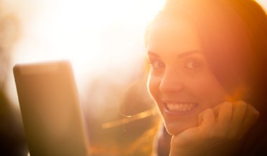 Tablet veya ebook açık ile güzel kız