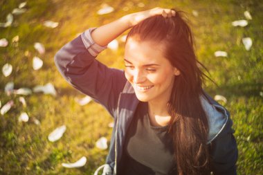 Yeşil yaz çimen, gülümseyen ve mutlu güzel kız