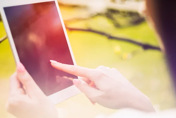 Dívka, tabletu nebo ebook venkovní closeup obrazovky — Stock fotografie