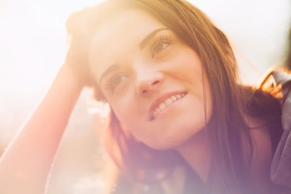 Sunshine buiten portret van lachende mooi meisje — Stockfoto