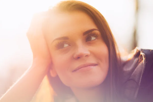 Солнечный внешний портрет улыбающейся симпатичной девушки — стоковое фото