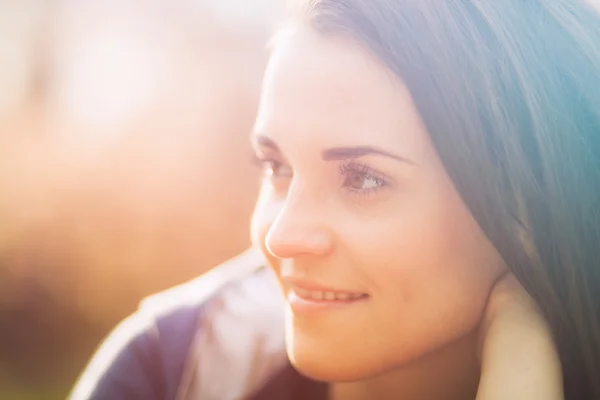 Солнечный внешний портрет улыбающейся симпатичной девушки — стоковое фото