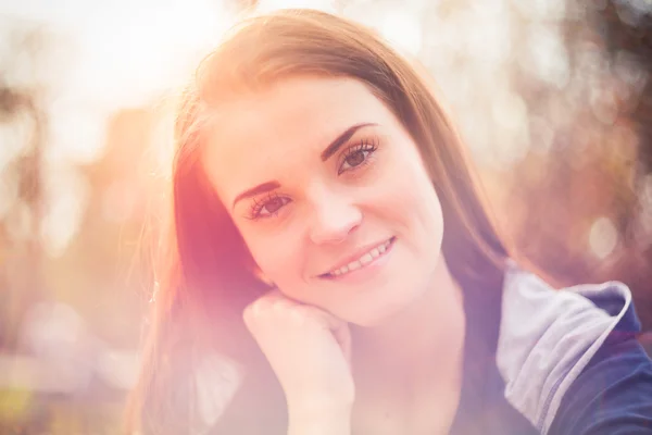 Sol retrato al aire libre de sonriente chica bonita —  Fotos de Stock