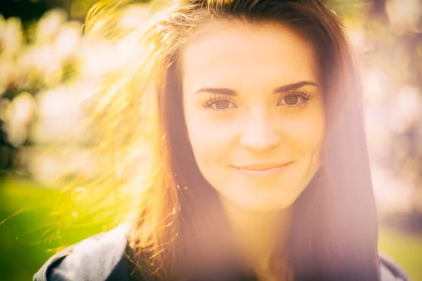 Sunshine outdoor portrait of smiling pretty girl — Stock Photo, Image