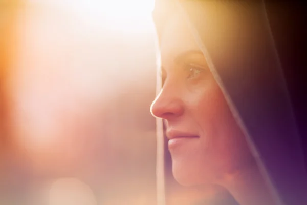 Sol retrato al aire libre de sonriente chica bonita — Foto de Stock