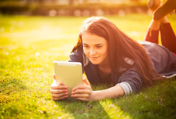Девочка с планшетом или книгой на поле — стоковое фото