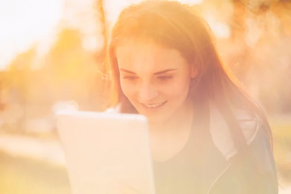 Hermosa chica con tableta o ebook al aire libre —  Fotos de Stock