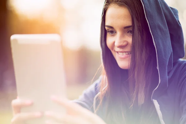 Hermosa chica con tableta o ebook al aire libre —  Fotos de Stock