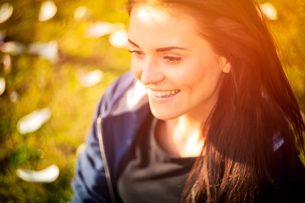 Beautiful girl on green summer grass, smiling and happy — Stock Photo, Image