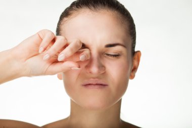 Kadının ağrı onun gözünde vardır.